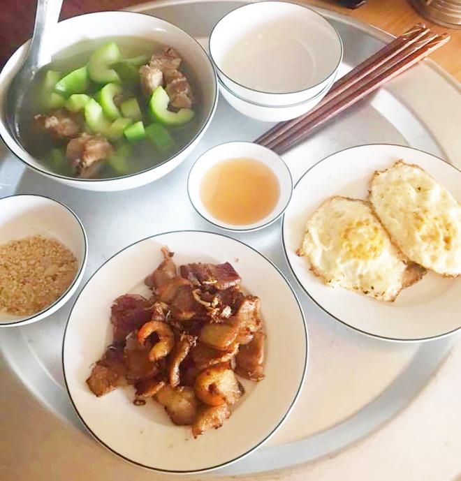 mac ke tai nan phai ngoi xe lan, vo tre van vao bep nau nhung mam com tuom tat - 4