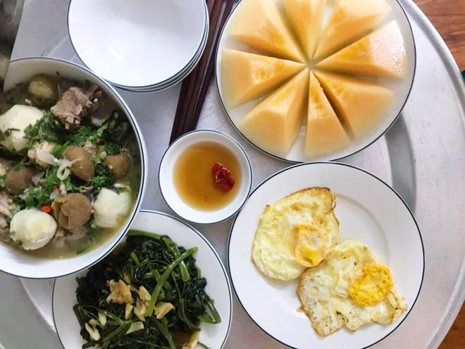 mac ke tai nan phai ngoi xe lan, vo tre van vao bep nau nhung mam com tuom tat - 5