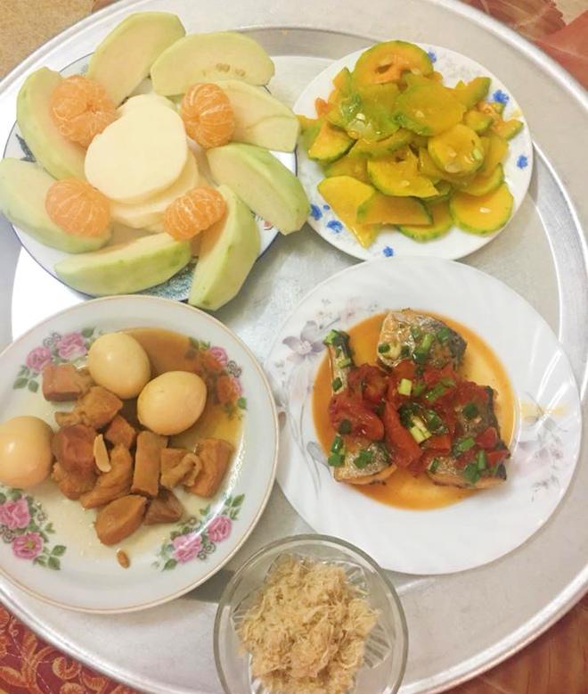 mac ke tai nan phai ngoi xe lan, vo tre van vao bep nau nhung mam com tuom tat - 8