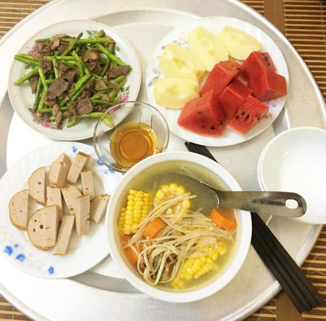 mac ke tai nan phai ngoi xe lan, vo tre van vao bep nau nhung mam com tuom tat - 9