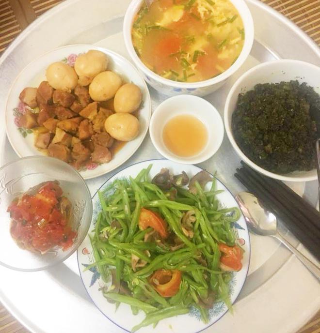 mac ke tai nan phai ngoi xe lan, vo tre van vao bep nau nhung mam com tuom tat - 12