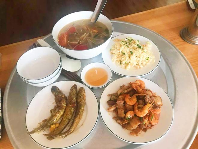 mac ke tai nan phai ngoi xe lan, vo tre van vao bep nau nhung mam com tuom tat - 7