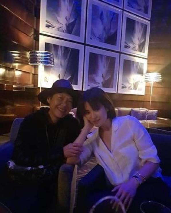 ngoi sao 24/7: kho than song joong ki: lui thui an mot minh khi vo vui ve di choi - 1