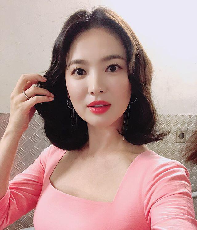 ngoi sao 24/7: kho than song joong ki: lui thui an mot minh khi vo vui ve di choi - 2