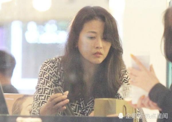 ngoi sao 24/7: kho than song joong ki: lui thui an mot minh khi vo vui ve di choi - 6