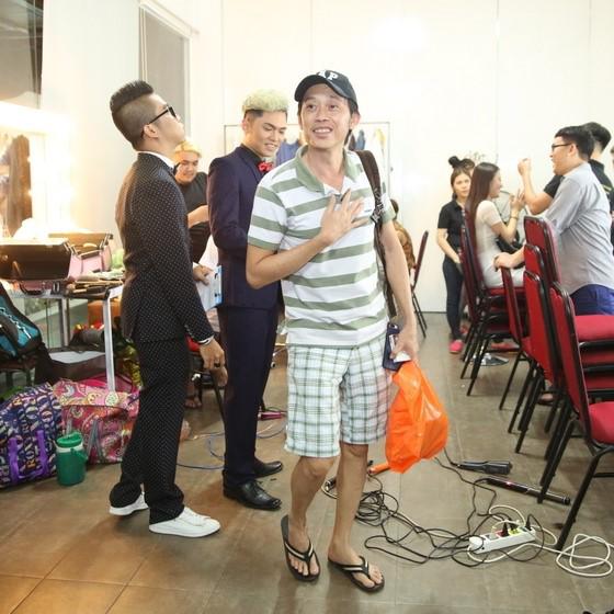 sao viet 24h: hoai linh mac vest oai ve nhung hinh anh "chup len" lam dan em thay thuong - 2